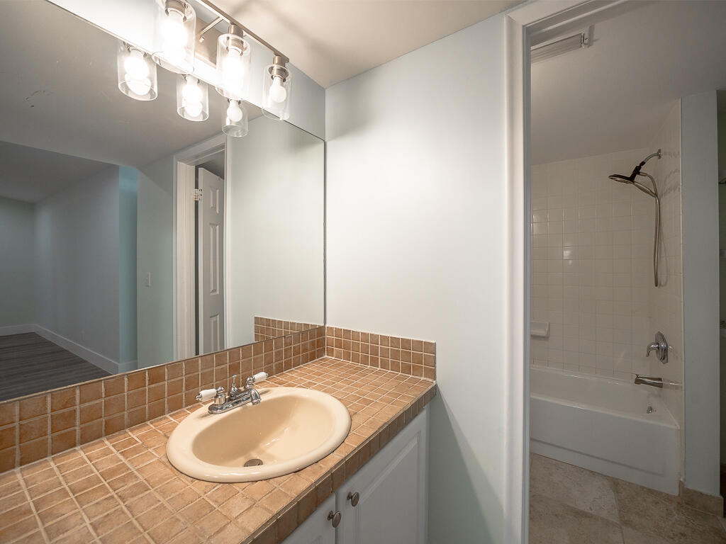 BAY REACH CONDO - Residential