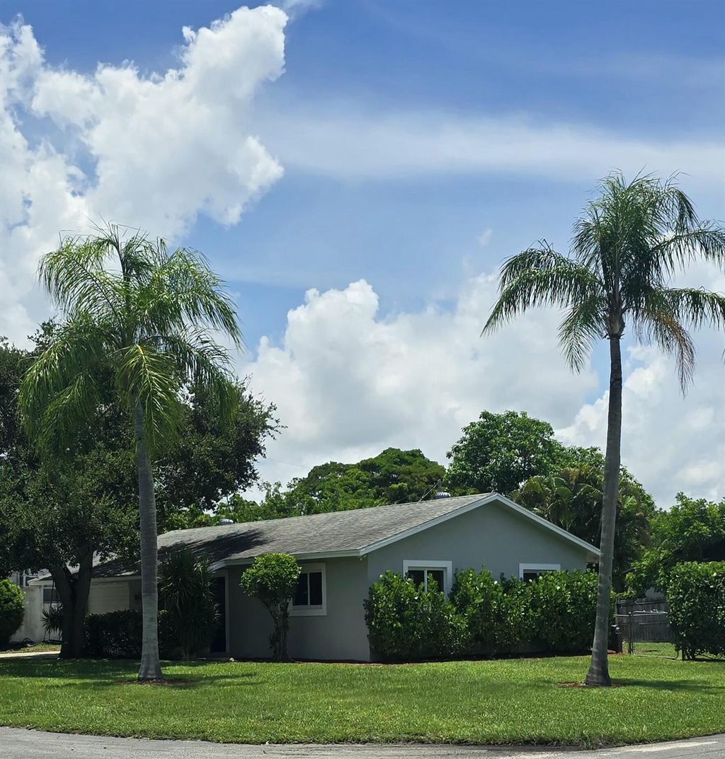 Photo of 904 NW 10th Avenue, Boynton Beach, FL 33426 (MLS # R11105762)