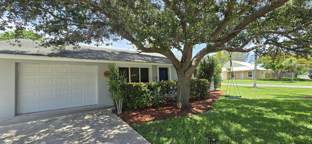 Photo of 904 NW 10th Avenue, Boynton Beach, FL 33426 (MLS # R11105762)