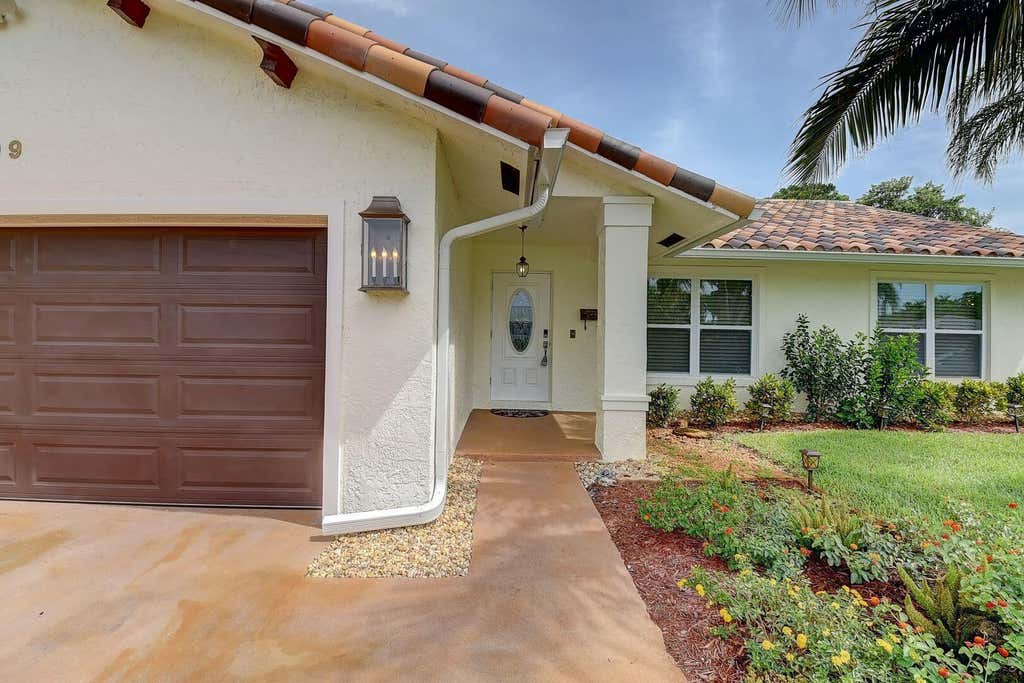 Photo of 509 ELDORADO Lane, Delray Beach, FL 33444 (MLS # B26065780)