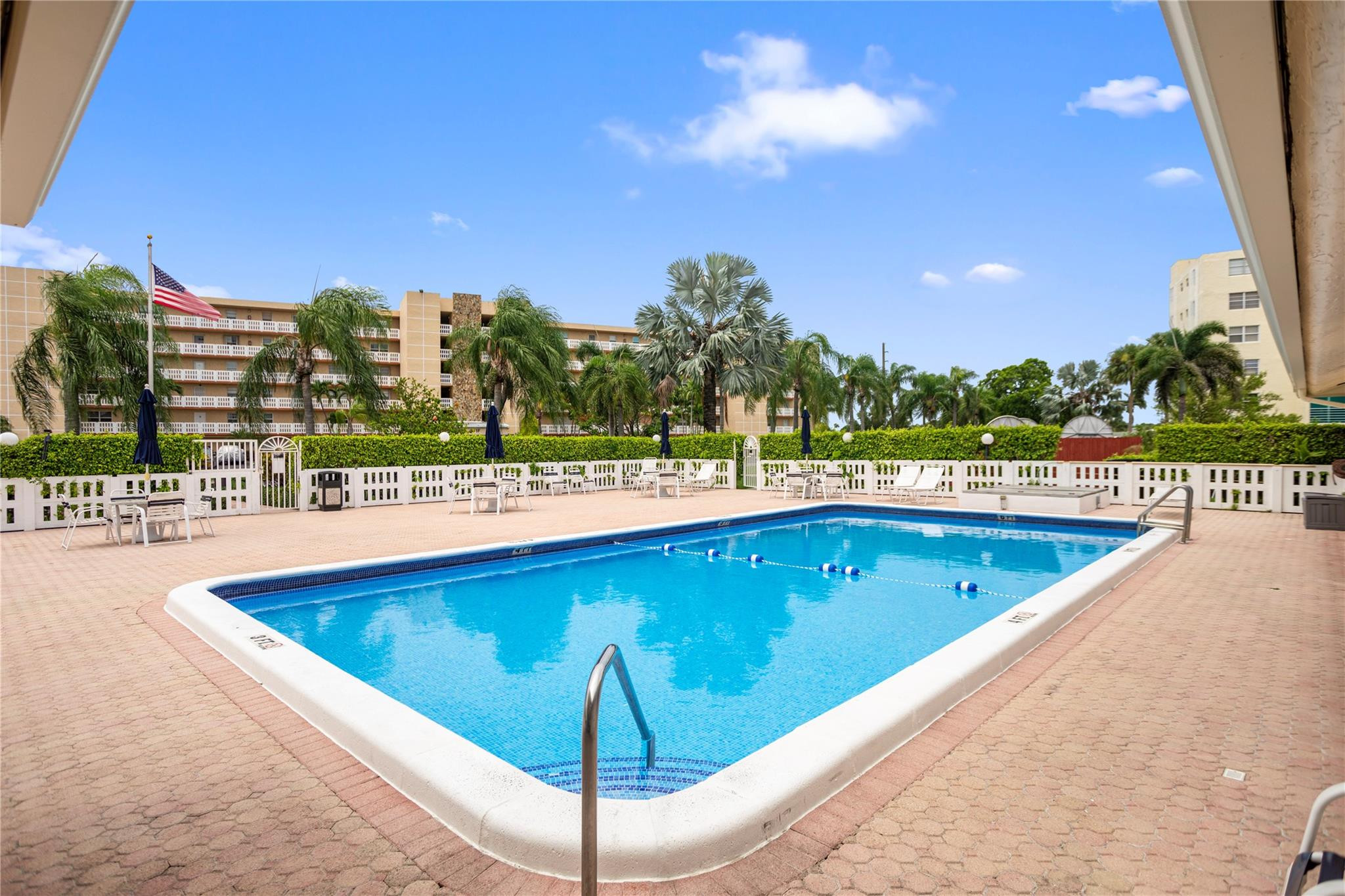 MEADOWBROOK LAKES VIEW Co - Residential