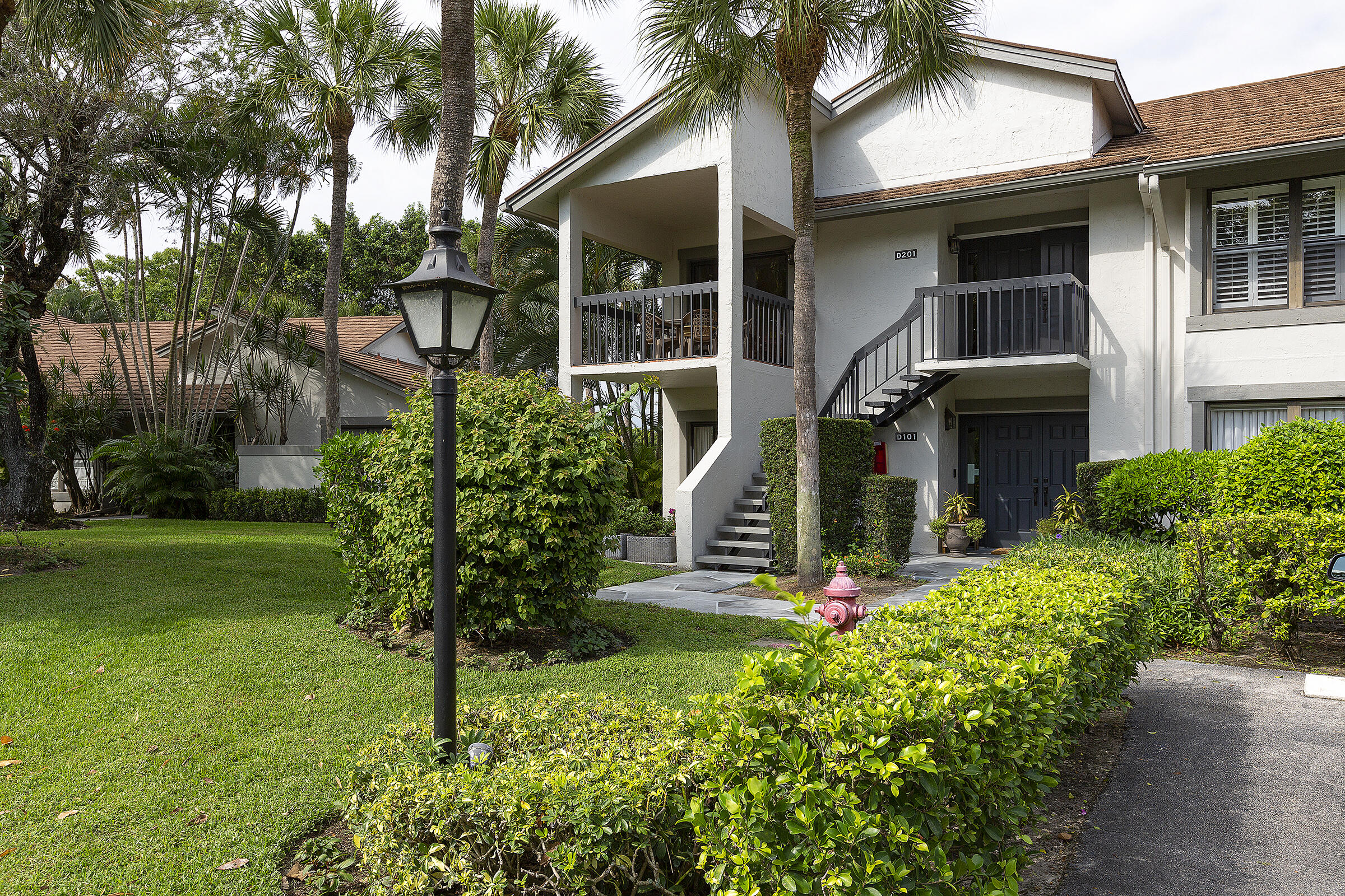 The Best Priced three bedroom three bath rental available in the Polo Club. Minutes from all Equestrian Events, Restaurants and Shopping. Walking distance to the fitness center, Tennis Courts, Pickle-ball, Dog Park, Preserve and Stallion Restaurant. Gated community with 24 hour Security.