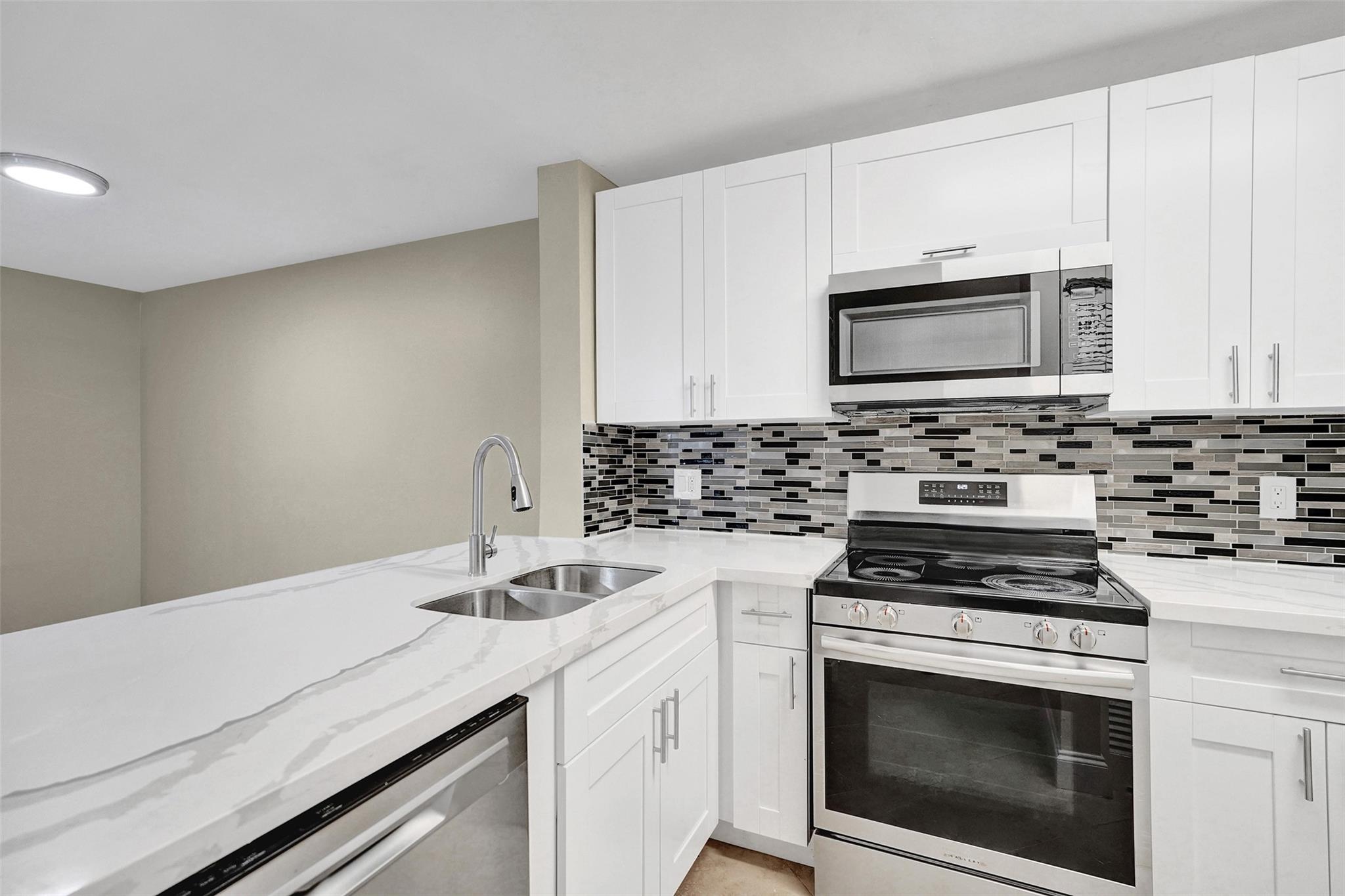 Lakes Of Jacaranda Condo - Residential Lease