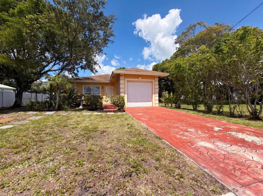 Imagine 453 N Deerfield Ave, a residence recently updated with fresh interior paint and a kitchen featuring all stainless steel appliances. The kitchen includes an accent backsplash, and the primary bedroom features a walk in closet, ideal for storage. A covered patio provides a functional outdoor area. This updated property perfectly blends comfort and style. Included 100-Day Home Warranty with buyer activation. The home also features a fully paid solar system.