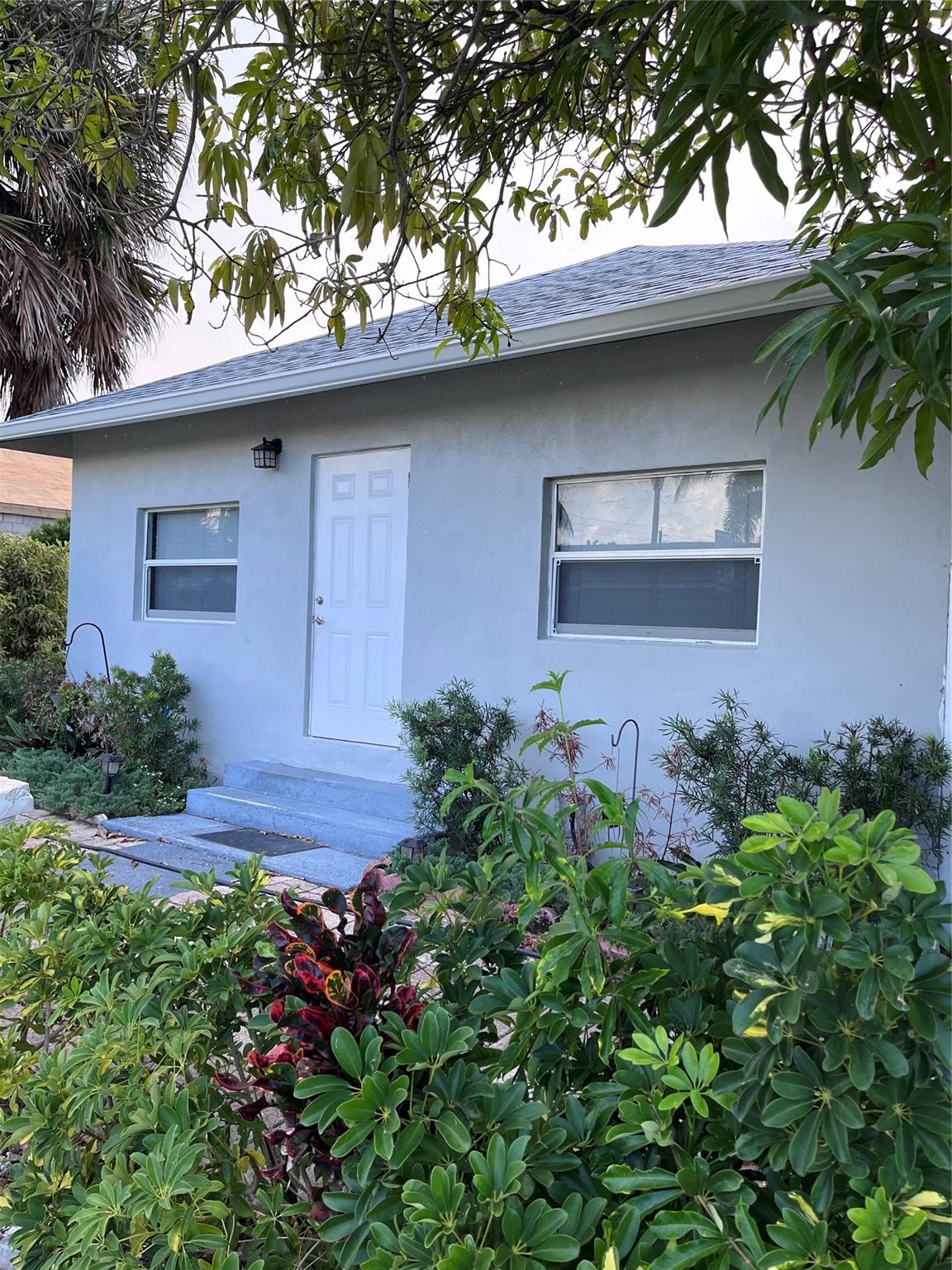 Great remodeled house with that new restoration hardware feel to it, very clean, comfortable and ready to go. Functional floorplan with a cozy outside courtyard space. Rare to find property with so much parking in a great location. Won't last. Owners are requesting 2.5 X's rent and 625 min credit score.