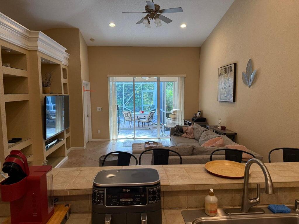 CORAL TRACE - Residential Lease