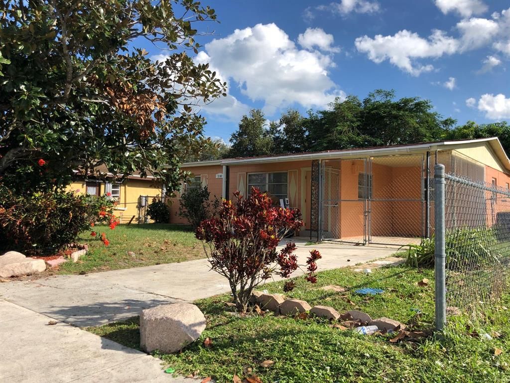 Photo of 2103 N Avenue Q Avenue, Fort Pierce, FL 34950 (MLS # R10773460)