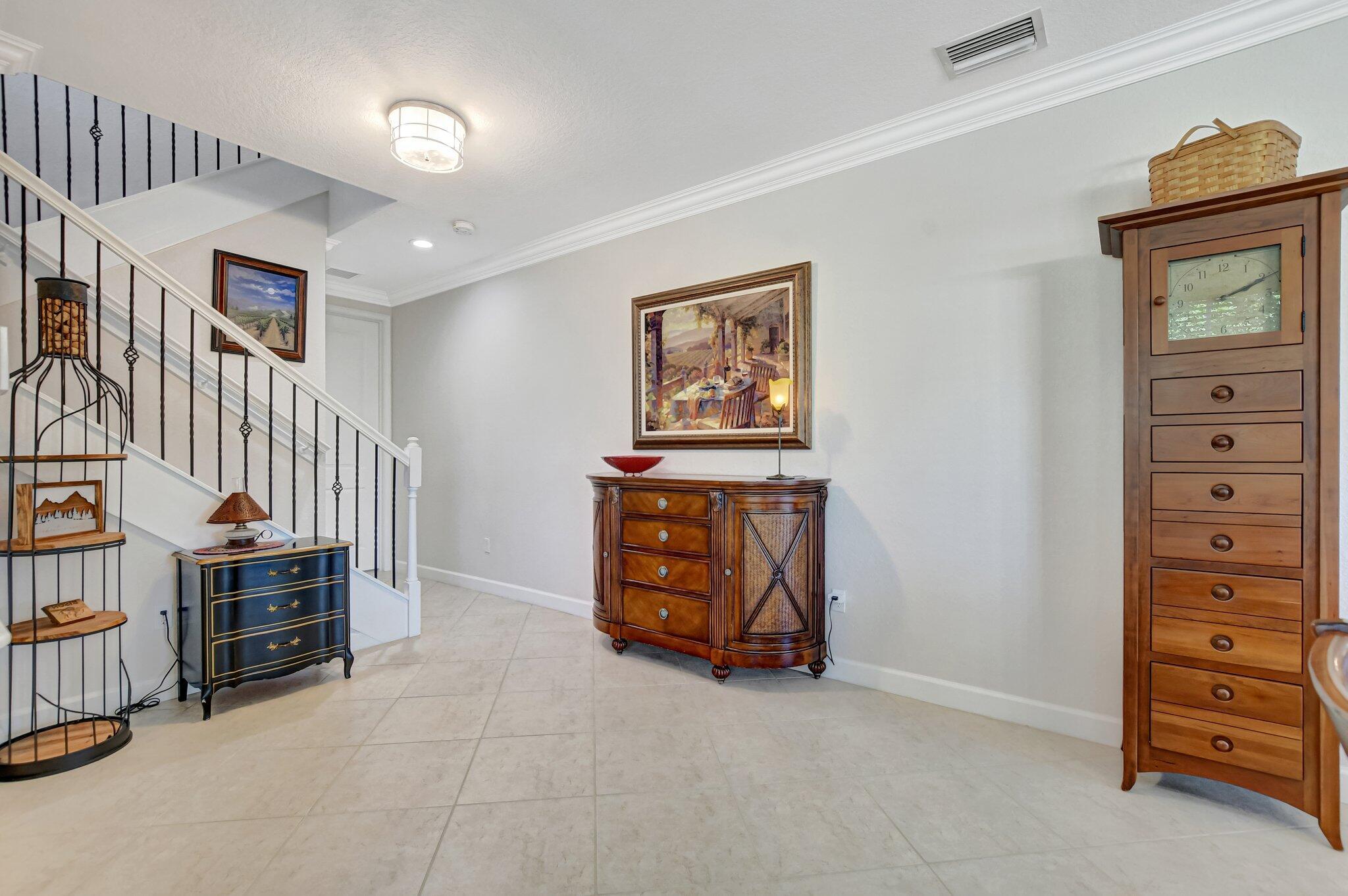 595 NW Dickens Court