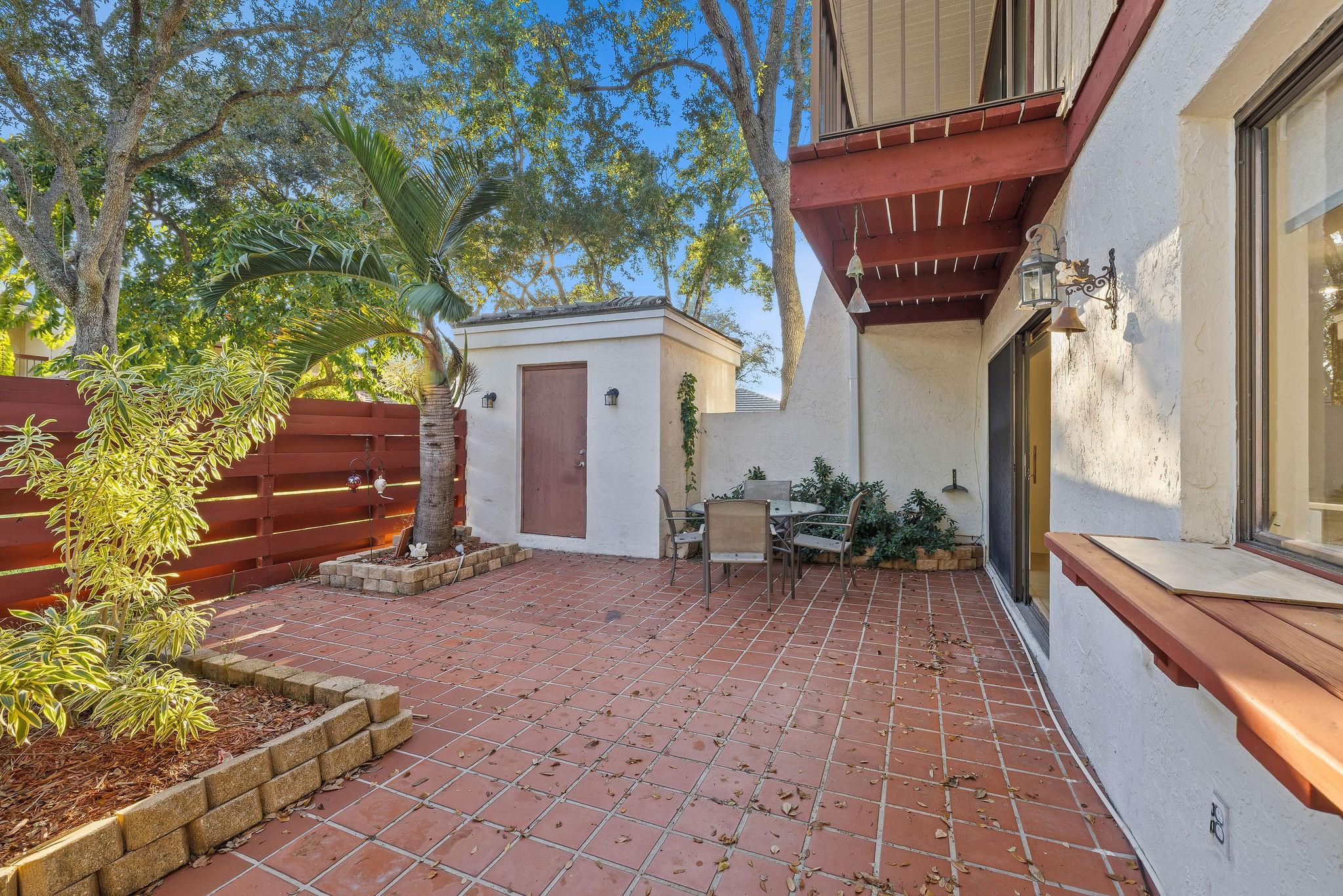 Family Twnhs Of The Lakes - Residential Lease