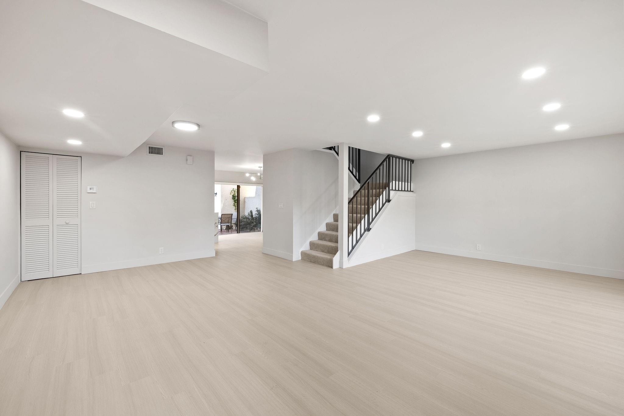 Family Twnhs Of The Lakes - Residential Lease