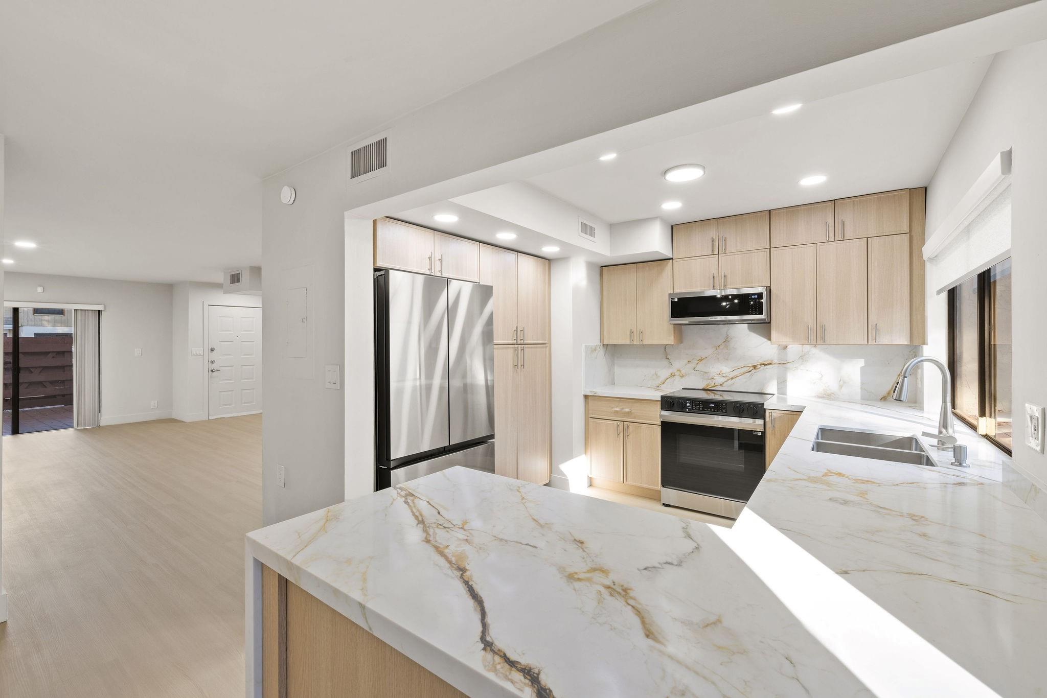 Family Twnhs Of The Lakes - Residential Lease