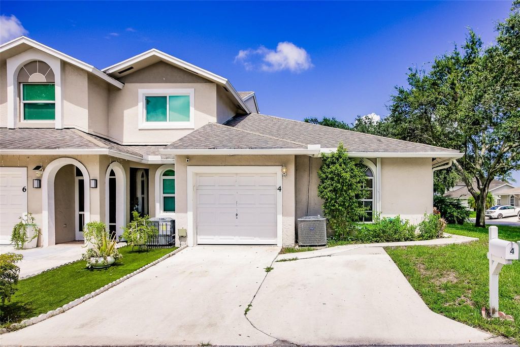 Photo of 4 Erwood Place, Boynton Beach, FL 33426 (MLS # F10441638)