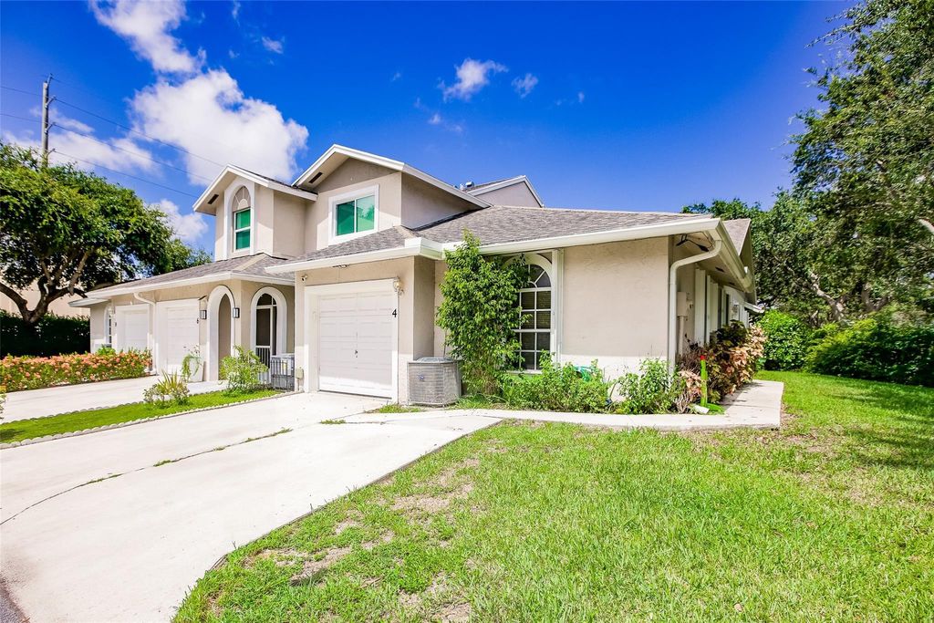 Photo of 4 Erwood Place, Boynton Beach, FL 33426 (MLS # F10441638)