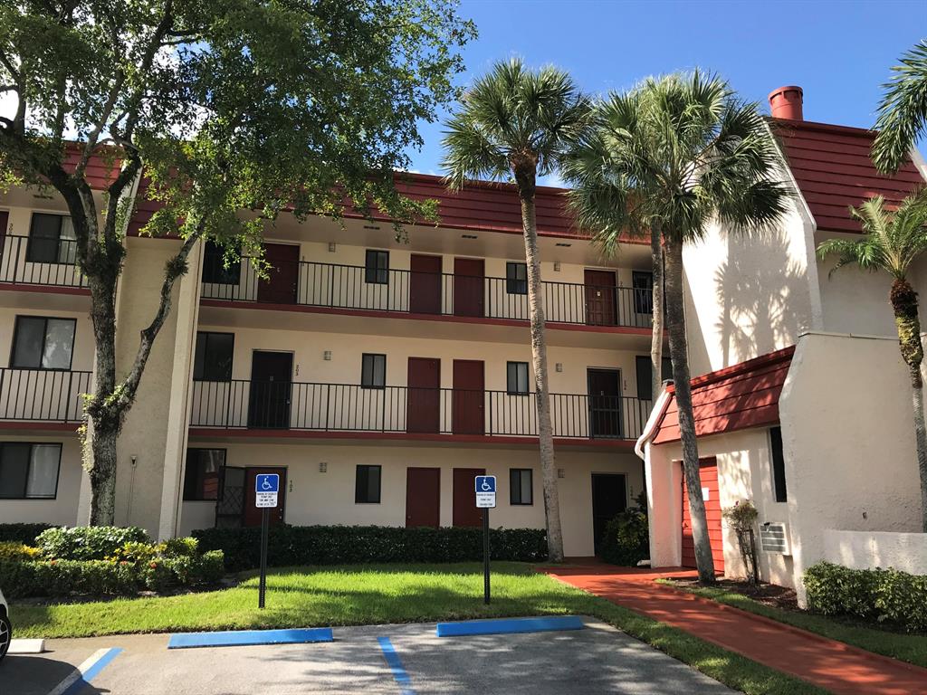 Live at the beautiful Fontains of Palm Beach Country Club. Beautiful view, close to Higth Ways and beach. WATER AND BASIC CABLE IS INCLUDED. HOA Requires 700 credit score.