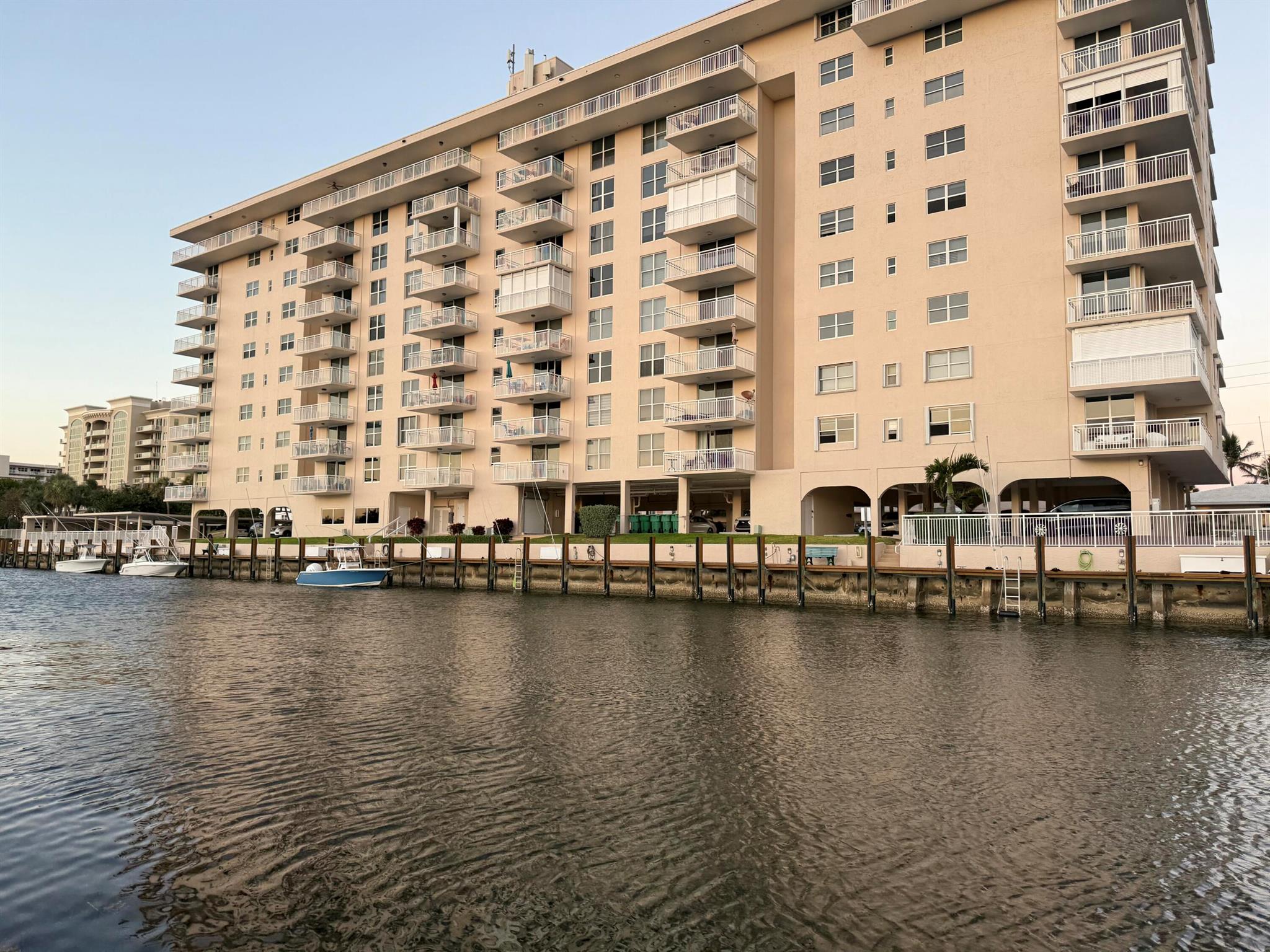 1051 Hillsboro Mile 302e