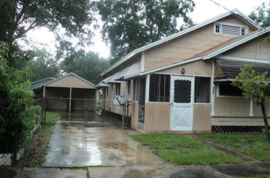 Large single family  house with 1437 sf Great for investors as it could rent for $1100 per month.
A/C system 1.5 year old. Hardwood floors. Fenced backyard