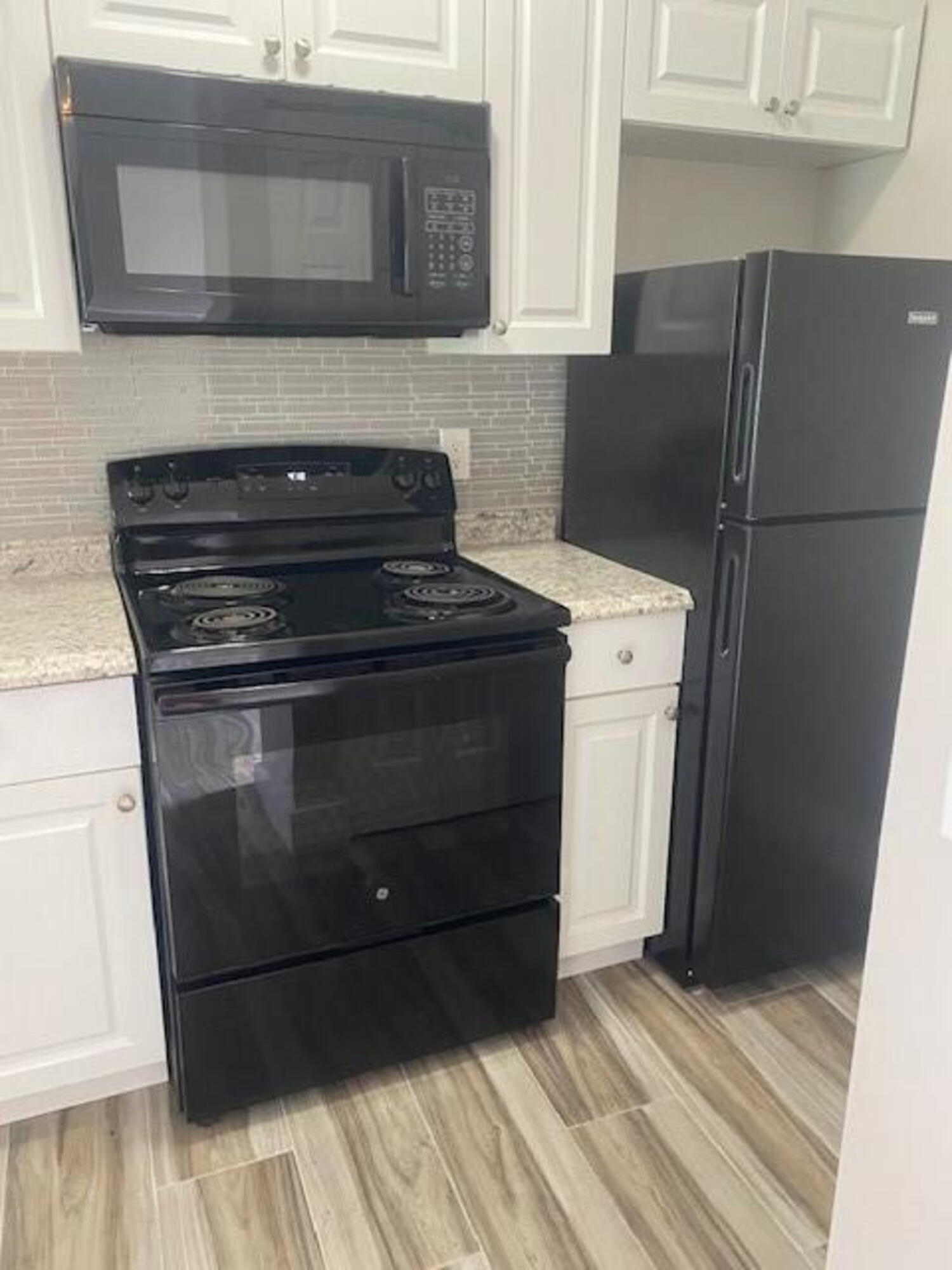 CASTLEWOOD - Residential Lease