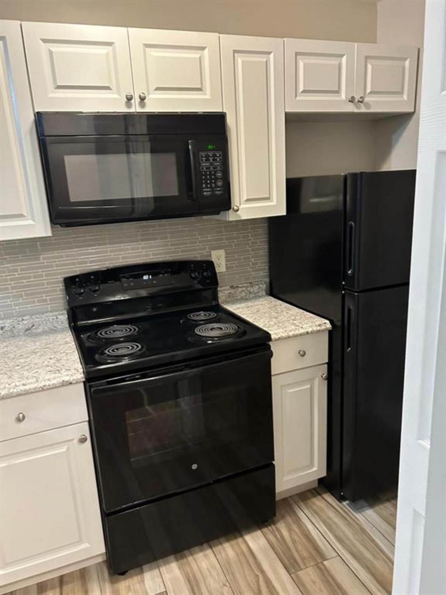 CASTLEWOOD - Residential Lease