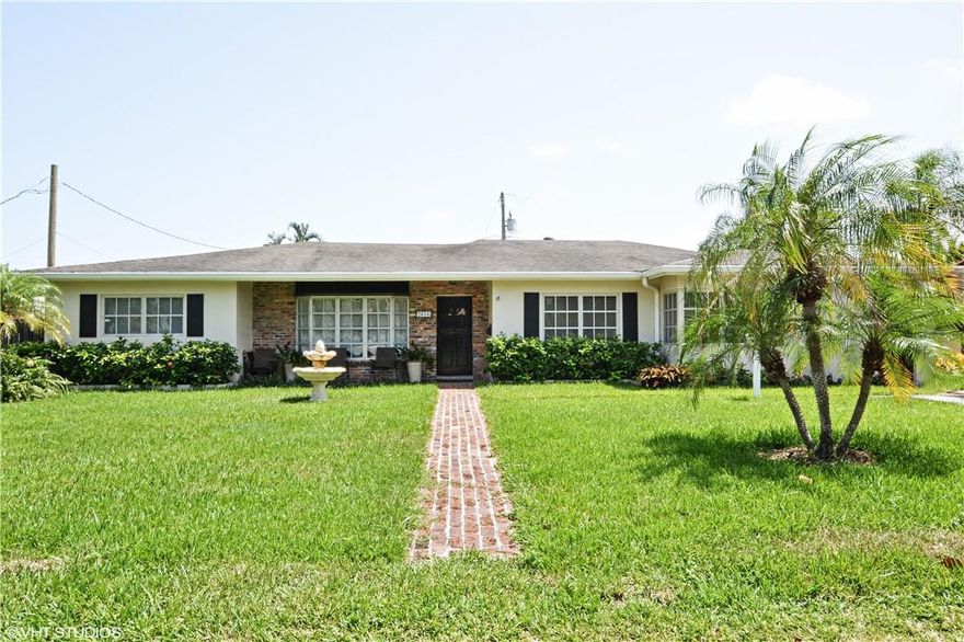 Coral Ridge 4 bedroom 3 bath pool home with office/den area.Foyer entry and front window seat looks out to a quiet street.Garage was converted to offer a spacious second family room.This home also features living room and dining room areas.The kitchen is light and bright with an eat-in bartop area and tons of pantry space.Split bedroom floor plan,master and one guest room with ensuite baths.Covered patio area,newly landscaped front and back yards.Everything you could want in a home!Hurry, wont last!