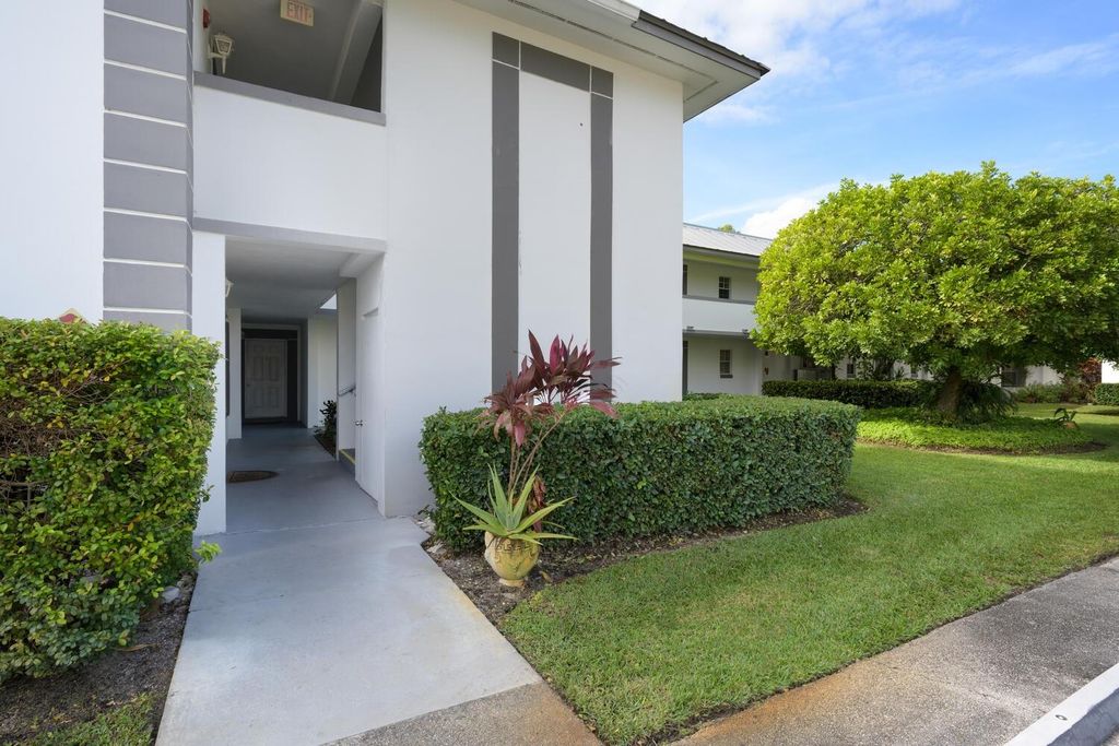 Photo of 802 SE Central Parkway #3, Stuart, FL 34994 (MLS # F10413100)