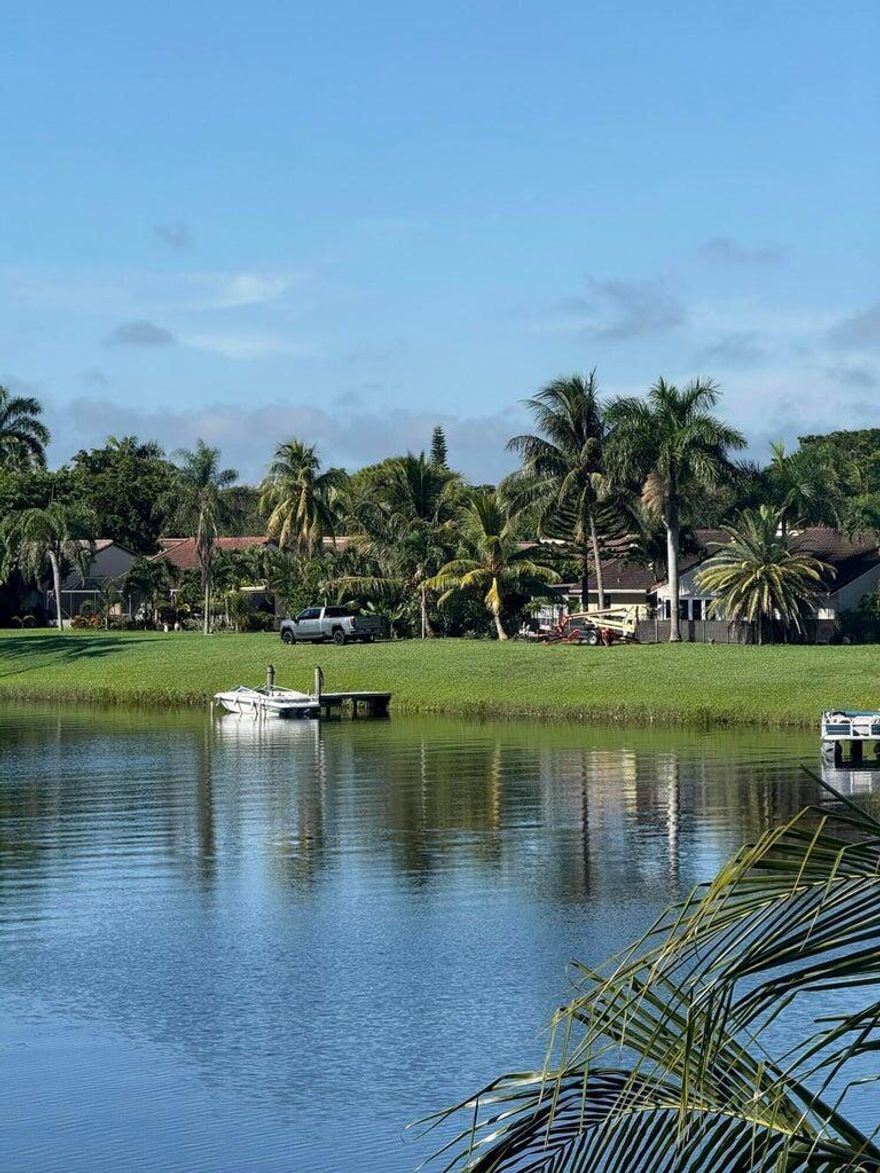 Delray Condos, Creat community very active community. Unit located on water can have Gas Motorboats.Fantastic location less than 5 minutes to downtown Delray, Gated and fully secured,