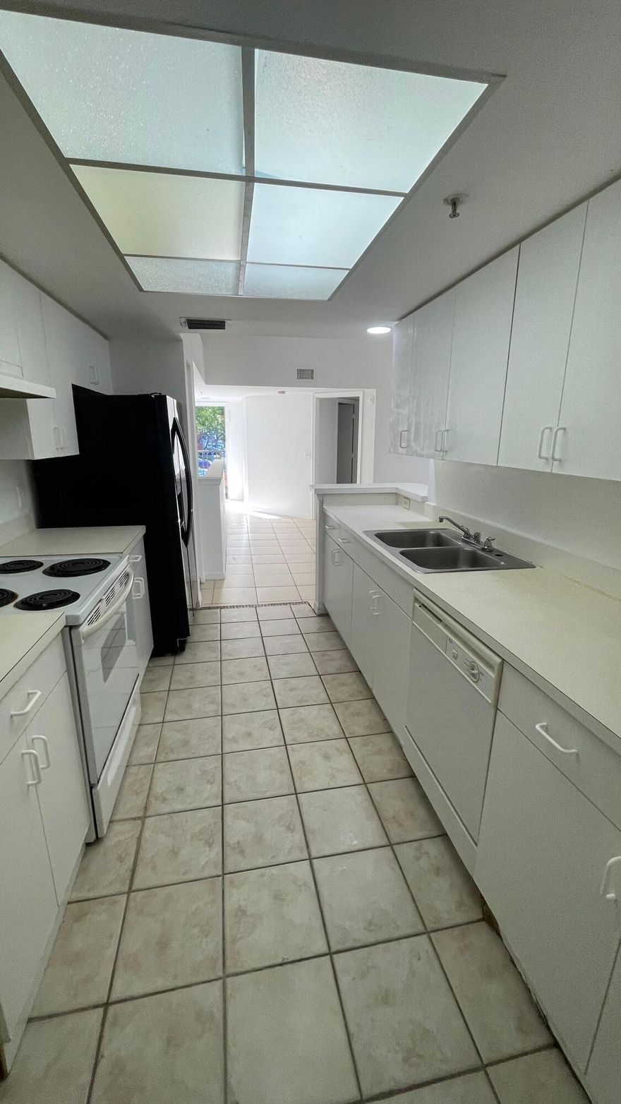 NICE SECOND FLOOR CONDO WITH ATTACHED GARAGE ON FIRST FLOOR. GATE COMMUNITIY. VAULTED CEILINGS. SPLIT FLOOR PLAN. WALKING DISTANCE TO SHOPPING.