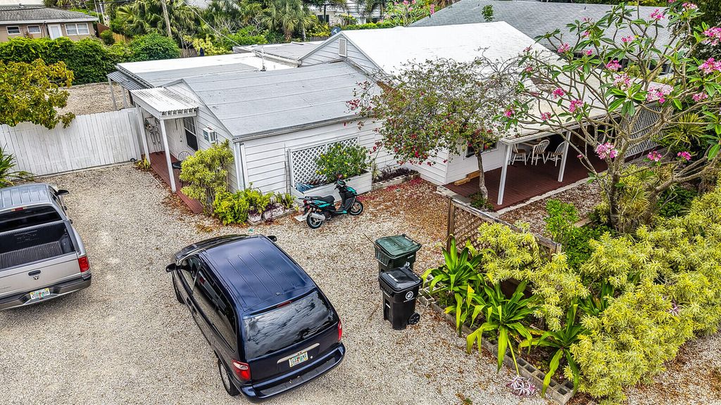 Photo of 1005 NE 17th Street, Fort Lauderdale, FL 33305 (MLS # B26016744)