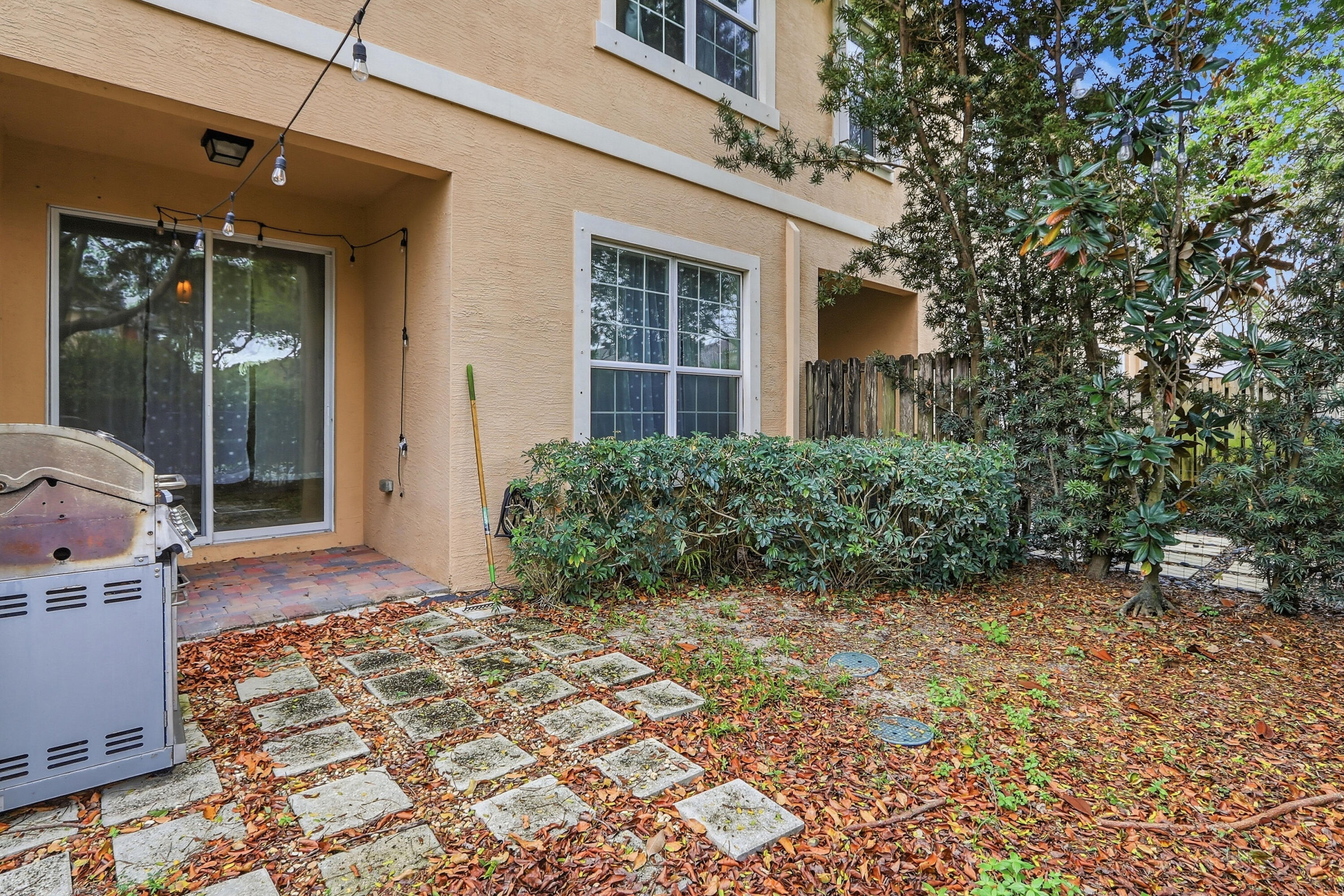 CHARLESTON COMMONS - Residential