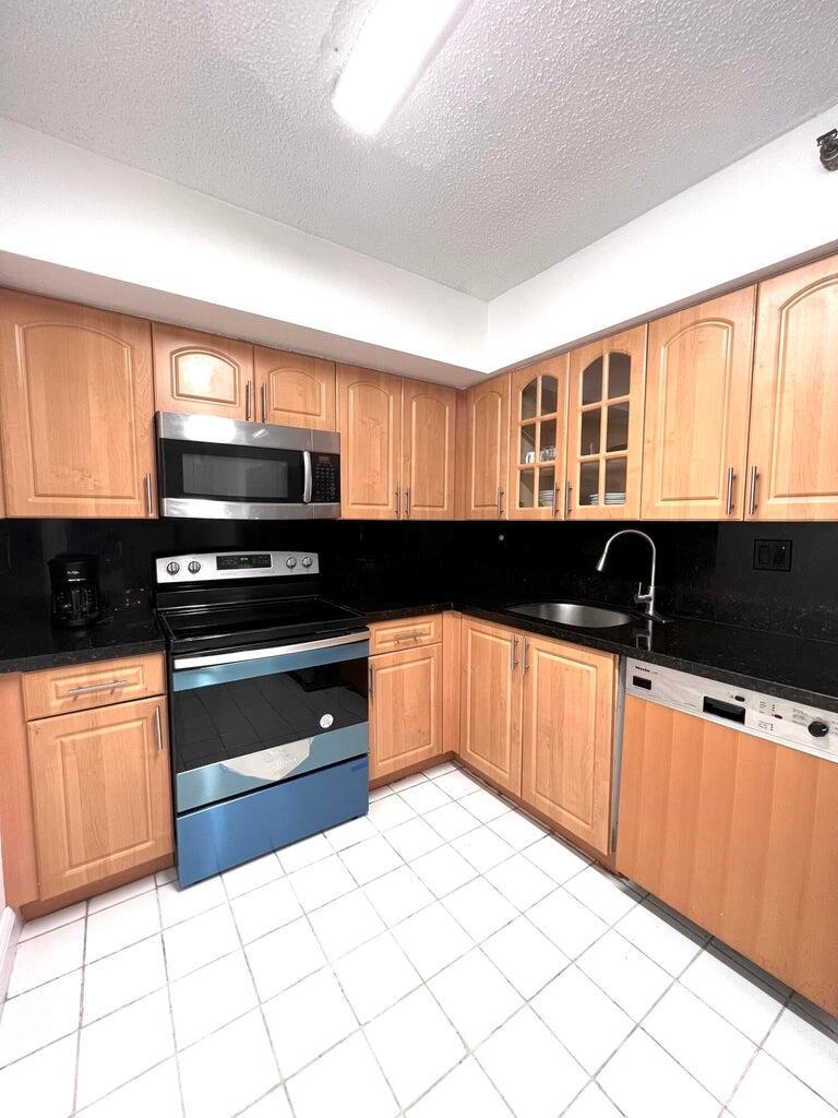 PARC CENTRAL AVENTURA SOU - Residential Lease