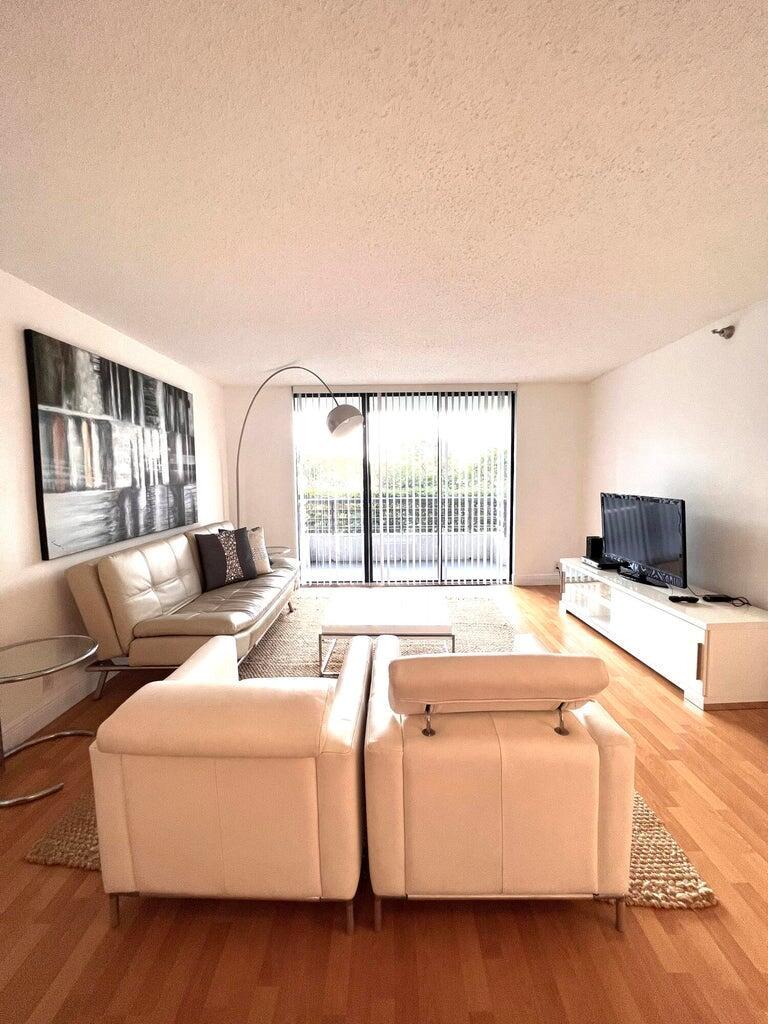 PARC CENTRAL AVENTURA SOU - Residential Lease