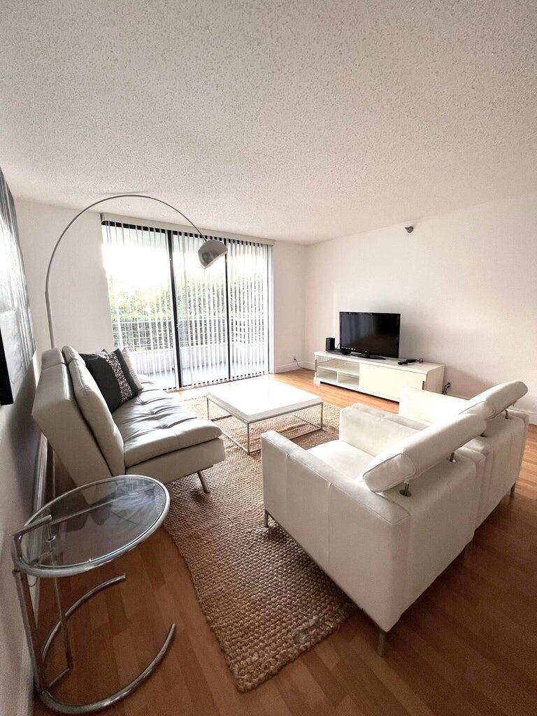 PARC CENTRAL AVENTURA SOU - Residential Lease