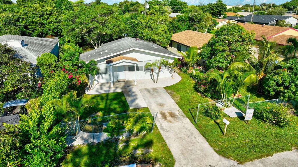 Photo of 214 NW 7th Avenue, Delray Beach, FL 33444 (MLS # R11118337)