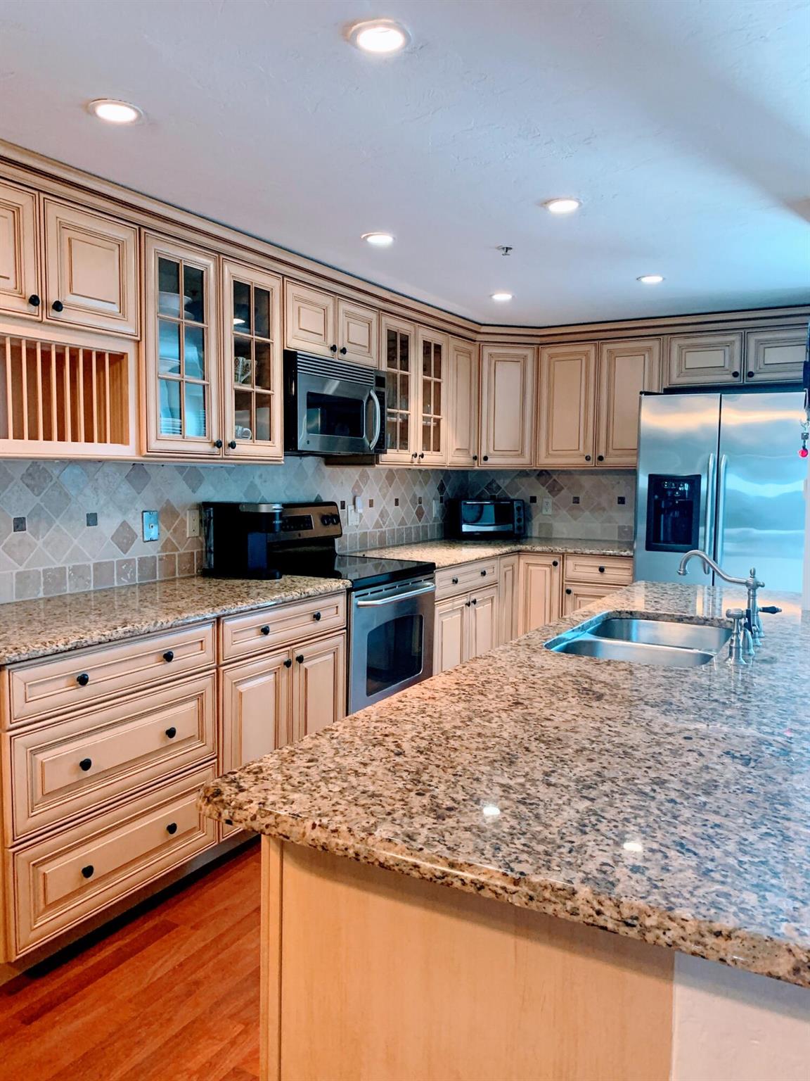 PENTHOUSE TOWERS CONDO - Residential Lease