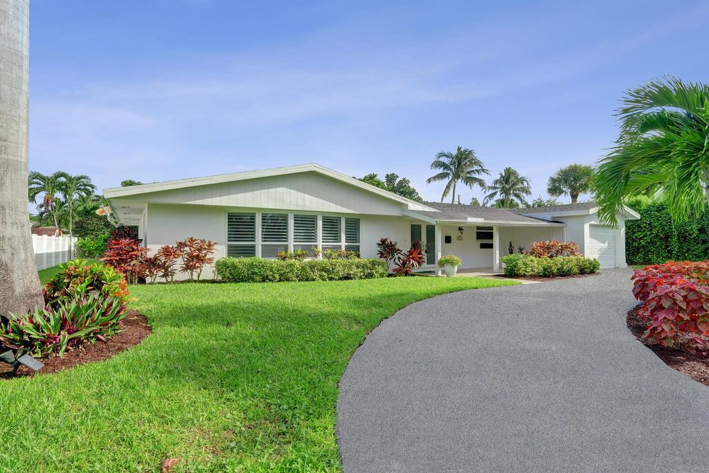 Photo of 811 W Royal Palm Road, Boca Raton, FL 33486 (MLS # R11126999)