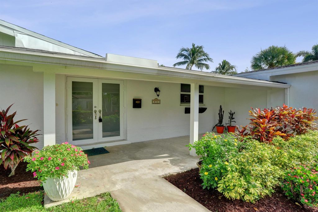 Photo of 811 W Royal Palm Road, Boca Raton, FL 33486 (MLS # R11126999)