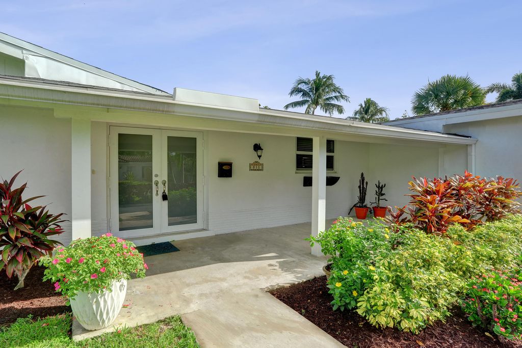 Photo of 811 W Royal Palm Road, Boca Raton, FL 33486 (MLS # R11126999)