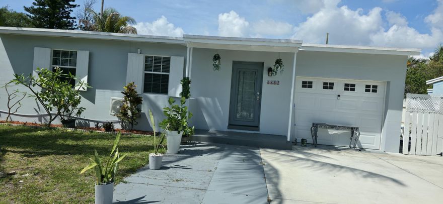 Beautiful 2/1 in the heart of Ft. Lauderdale. Close to shopping and restaurants and only 10 minutes from the beach. This single-family home features an open, updated kitchen with granite countertops, an updated bathroom with a step-in tub, and a Spacious front yard for entertainment or barbeque. Come make this cozy house your home. No association approval, quick approval.