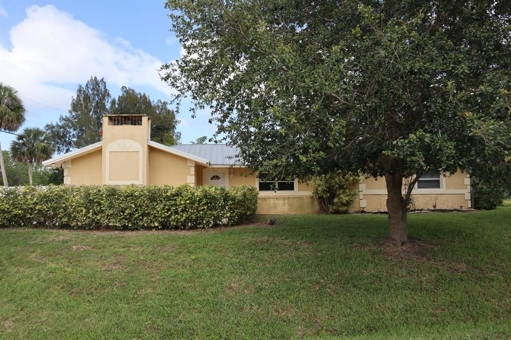 Photo of 800 S 40th Court, Fort Pierce, FL 34947 (MLS # R10888502)