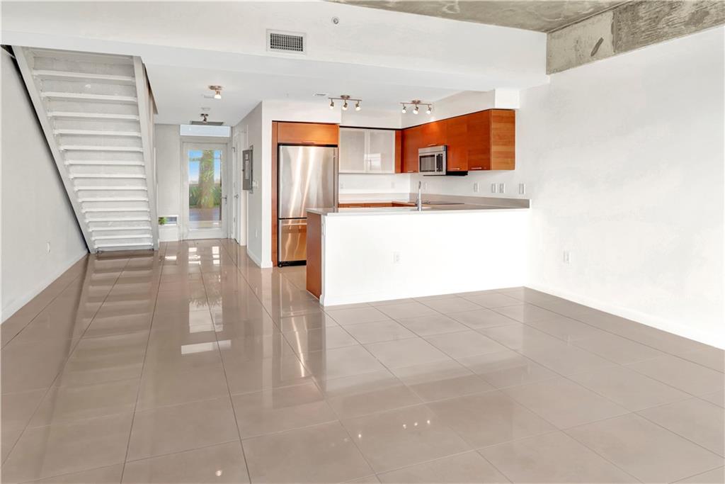 MIDBLOCK MIAMI CONDO - Residential Lease
