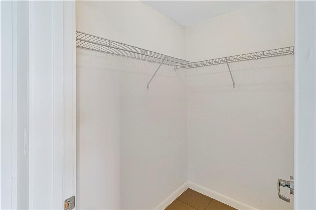 MIDBLOCK MIAMI CONDO - Residential Lease