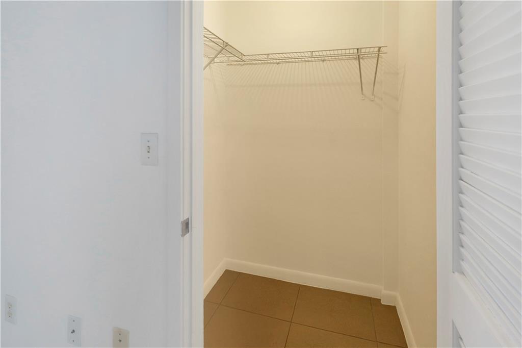MIDBLOCK MIAMI CONDO - Residential Lease