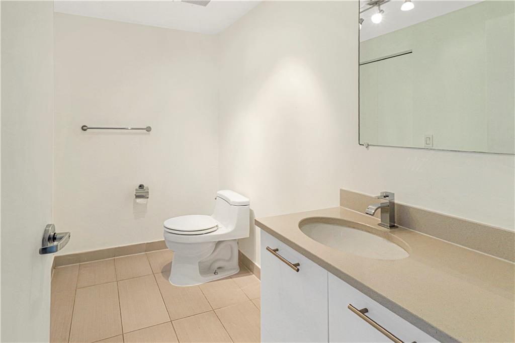 MIDBLOCK MIAMI CONDO - Residential Lease