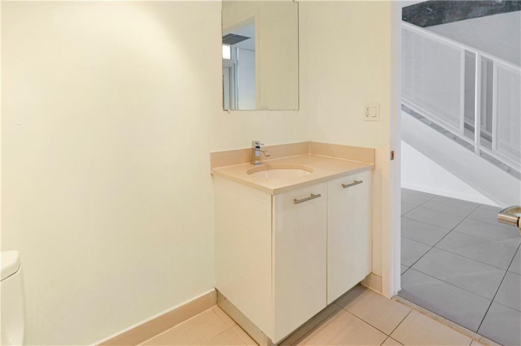 MIDBLOCK MIAMI CONDO - Residential Lease