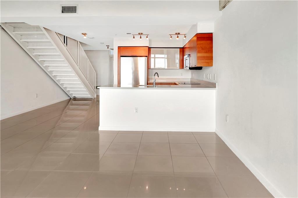 MIDBLOCK MIAMI CONDO - Residential Lease