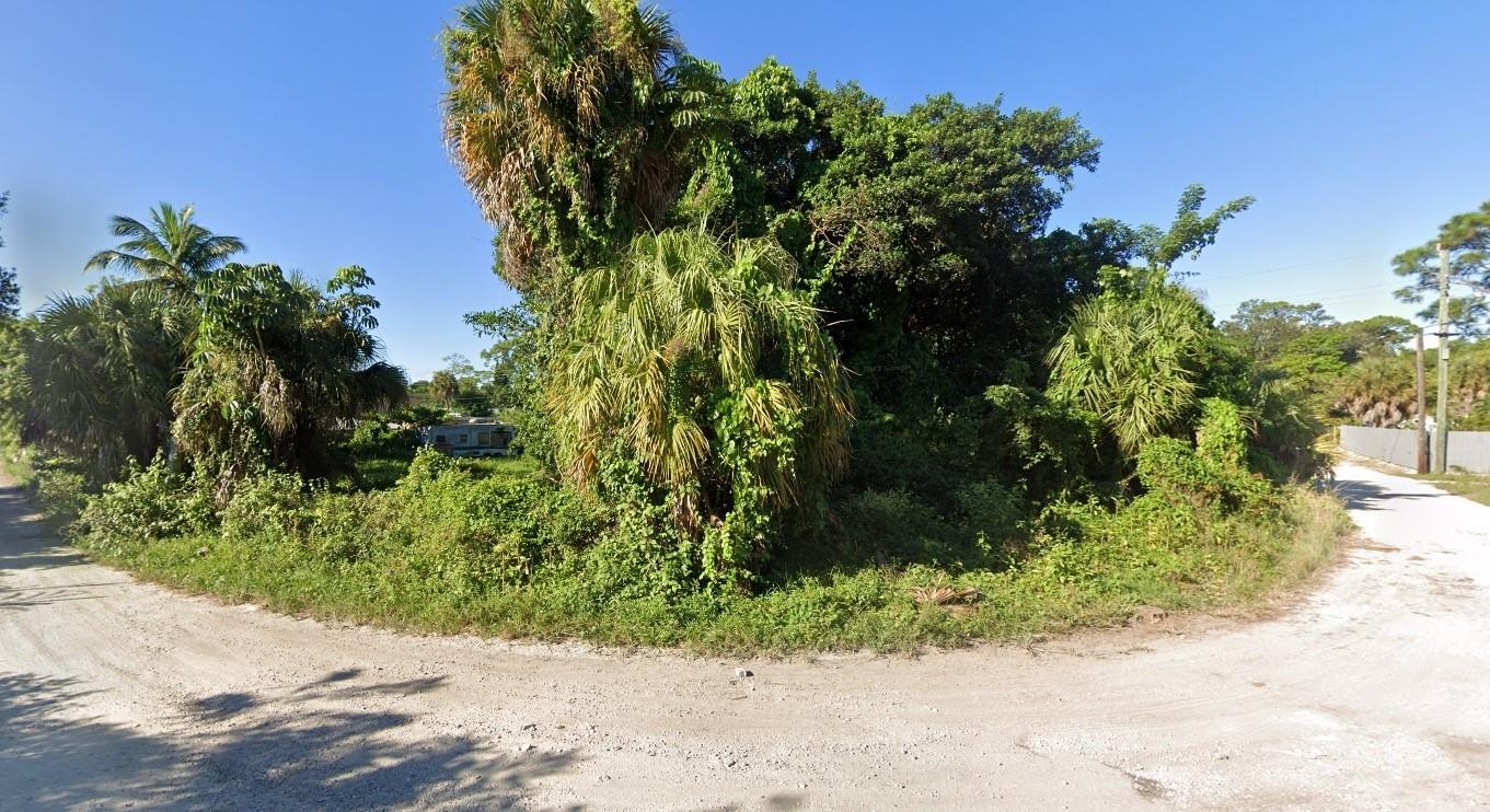 Excellent opportunity to purchase 0.6224 acres of land zoned RM. This corner lot offers is located in a prime location with incredible potential to build a Single Family home with great schools. No HOA. Clean title.