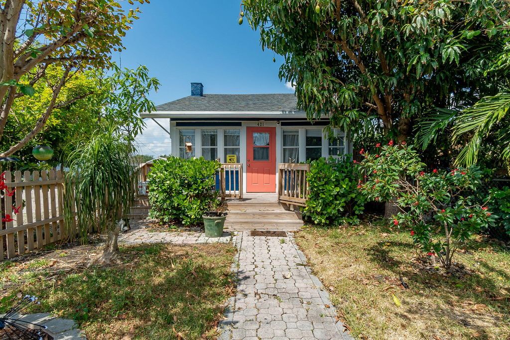 Photo of 421 N H Street, Lake Worth Beach, FL 33460 (MLS # R10980980)