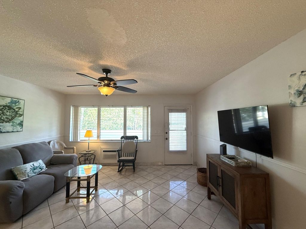 Photo of 900 SW 10th Ter #21S, Hallandale Beach, FL 33009 (MLS # F10538237)