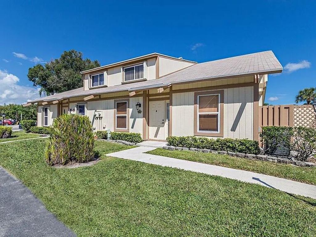 Photo of 211 Maplecrest Circle, Jupiter, FL 33458 (MLS # R11155685)