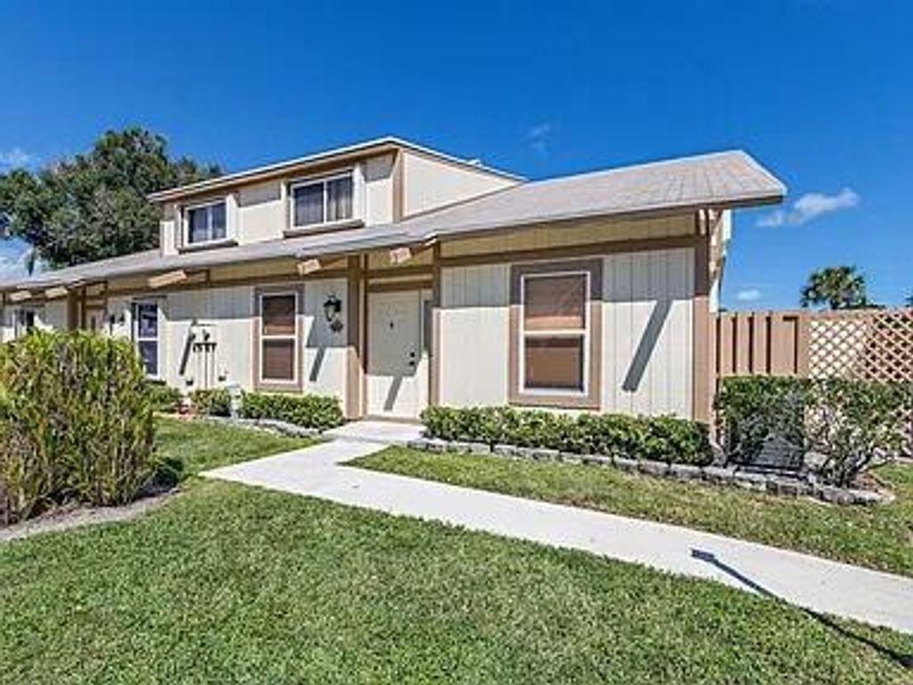 Photo of 211 Maplecrest Circle, Jupiter, FL 33458 (MLS # R11155685)