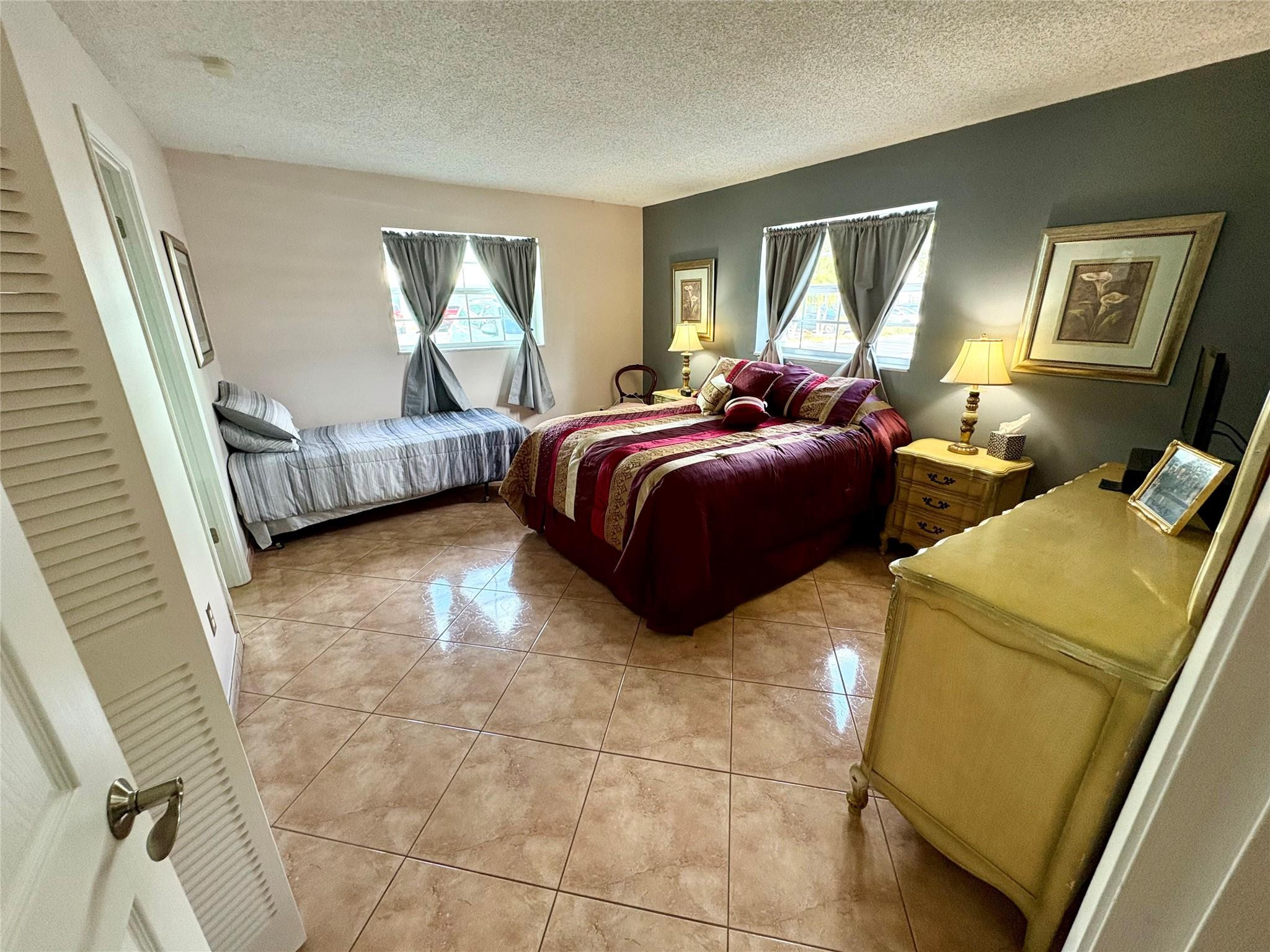 EMERALD CONDO - Residential